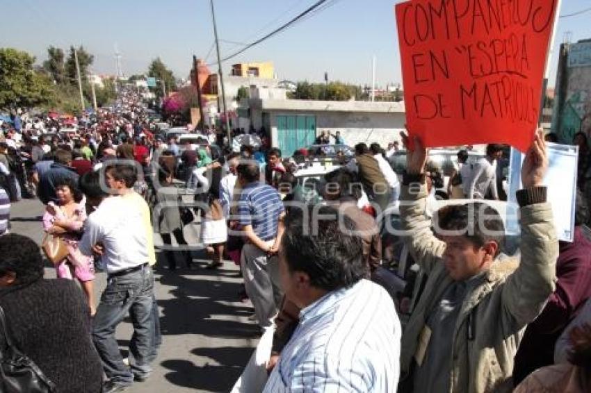 LARGAS FILAS POR UNA PLAZA EN EL IMSS