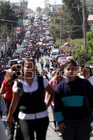 LARGAS FILAS POR UNA PLAZA EN EL IMSS