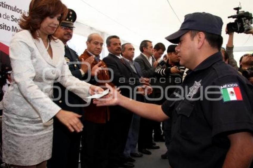 ENTREGA DE EQUIPO, VEHICULOS Y ESTIMULOS ECONOMICOS A POLICIAS MUNICIPALES.