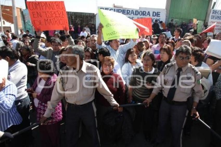 LARGAS FILAS POR UNA PLAZA EN EL IMSS