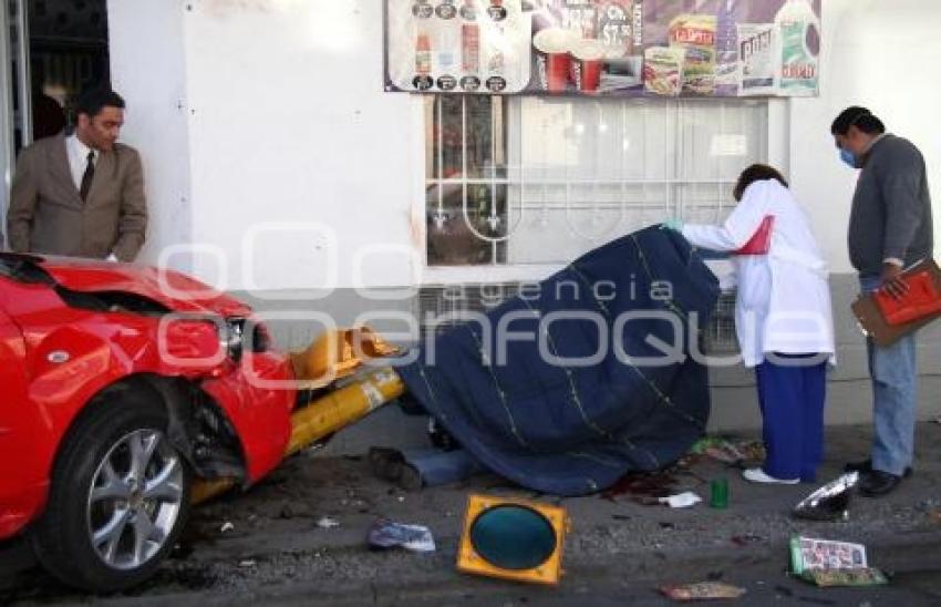 MUERE MUJER AL CAERLE SEMAFORO EN LA CABEZA