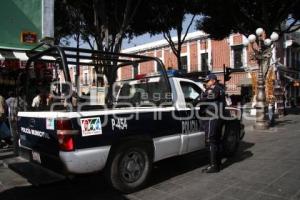 POLICIAS MUNICIPALES RESGUARDAN LA CALLE 5 DE MAYO