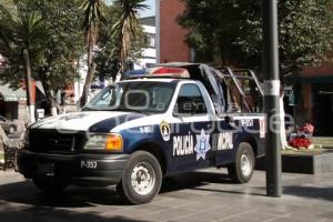 POLICIAS MUNICIPALES RESGUARDAN LA CALLE 5 DE MAYO