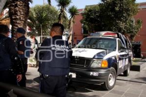 POLICIAS MUNICIPALES RESGUARDAN LA CALLE 5 DE MAYO