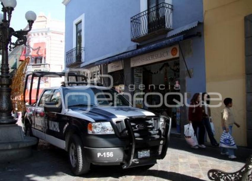 POLICIAS MUNICIPALES RESGUARDAN LA CALLE 5 DE MAYO