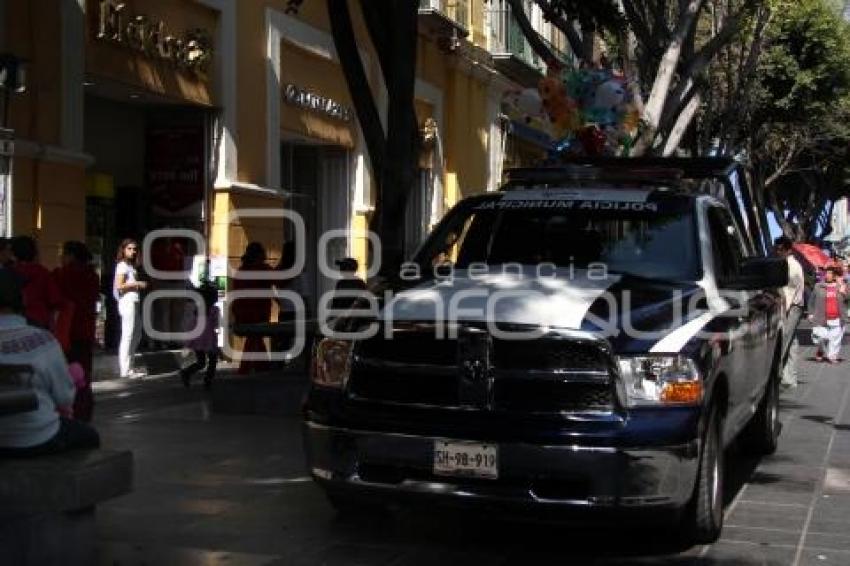 POLICIAS MUNICIPALES RESGUARDAN LA CALLE 5 DE MAYO