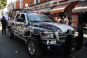 POLICIAS MUNICIPALES RESGUARDAN LA CALLE 5 DE MAYO