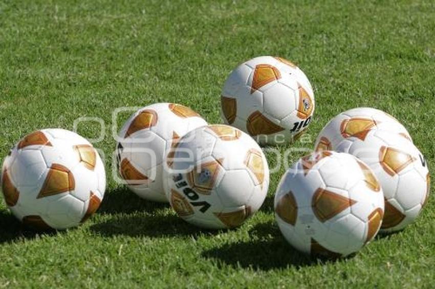 FÚTBOL . BALONES