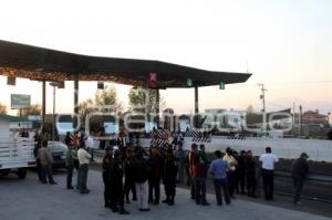 POLICIAS ESTATALES PROTESTAN EN LA CASETA DE COBRO DE ALTIXCO