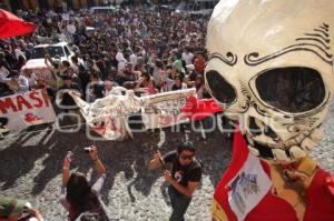 ESTUDIANTES MARCHAN CONTRA AUMENTO AL PASAJE