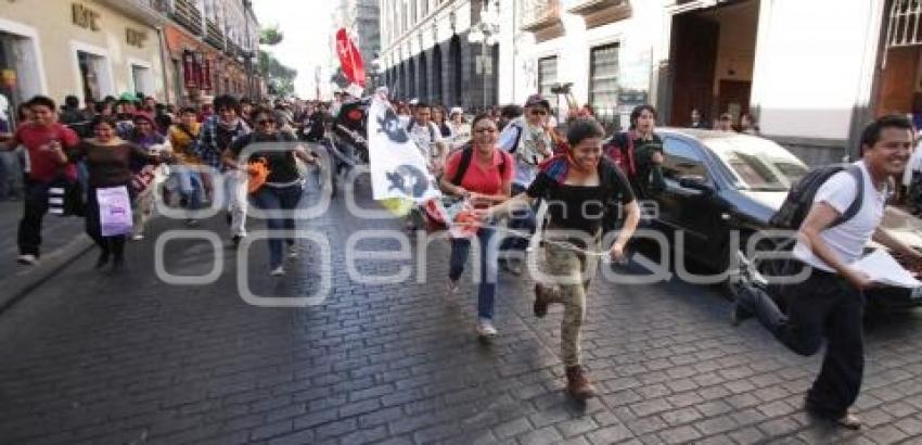 ESTUDIANTES MARCHAN CONTRA AUMENTO AL PASAJE