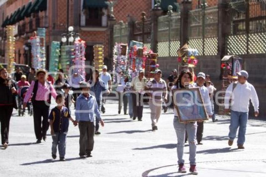 VENDEDORES DE PAJAROS PEREGRINAN A LA VILLITA