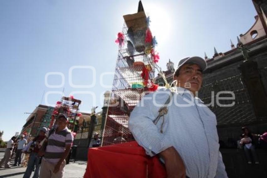 VENDEDORES DE PAJAROS PEREGRINAN A LA VILLITA