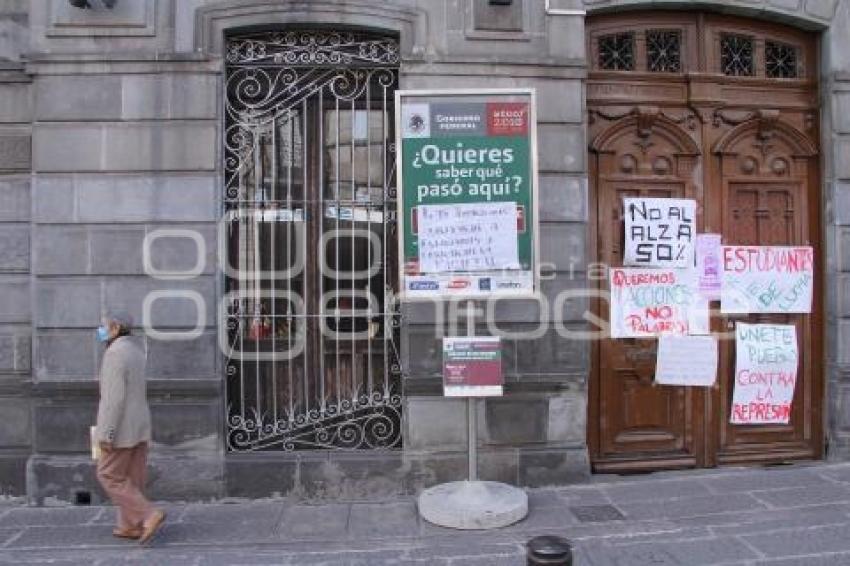 JUAN DE PALAFOX CERRADA POR ESTUDIANTES