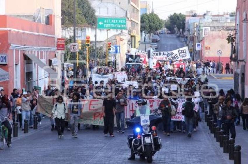 MANIFESTACIÓN EN CONTRA DEL ALZA DEL PASAJE