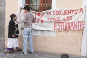 ESTUDIANTES A LA ENTRADA DE LETRAS