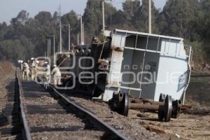 VOLCADURA DE DOS VAGONES DE UN TREN