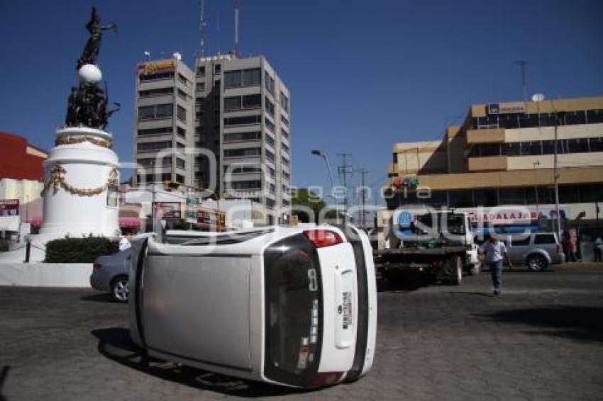 VOLCADURA EN AVENIDA JUAREZ Y 19 SUR