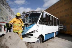 TRANSPORTE PUBLICO ARROLLADO POR EL TREN