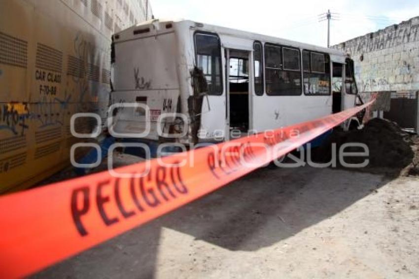 TRANSPORTE PUBLICO ARROLLADO POR EL TREN