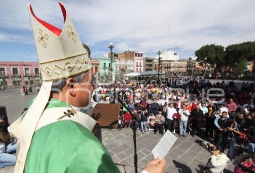 EXPONEN PAPAMOVIL EN CATEDRAL