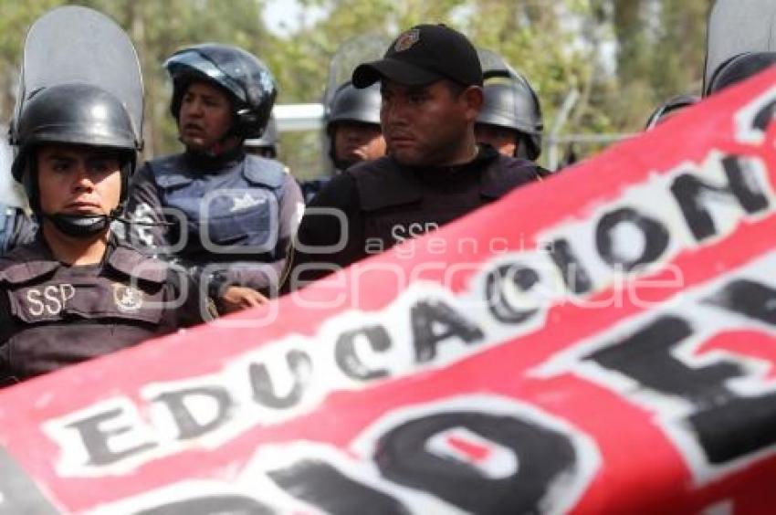 MANIFESTACIÓN MAESTROS Y ESTUDIANTES