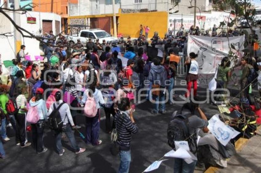 MANIFESTACIÓN MAESTROS Y ESTUDIANTES