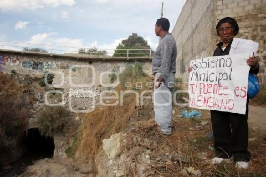 PROTESTAN VECINOS DE SAN PABLO XOCHIMEHUACÁN POR  DEFECTOS EN PUENTE