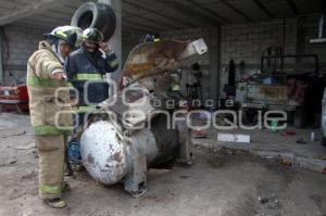 EXPLOTA TANQUE ESTACIONARIO EN TALLER MECANICO