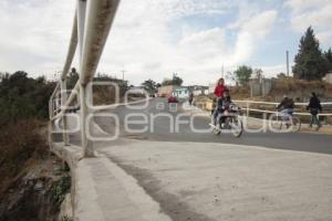 PROTESTAN VECINOS DE SAN PABLO XOCHIMEHUACÁN POR  DEFECTOS EN PUENTE