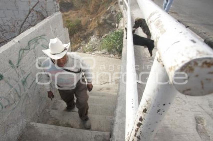 PROTESTAN VECINOS DE SAN PABLO XOCHIMEHUACÁN POR DEFECTOS EN PUENTE