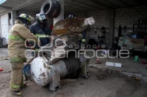 EXPLOTA TANQUE ESTACIONARIO EN TALLER MECANICO