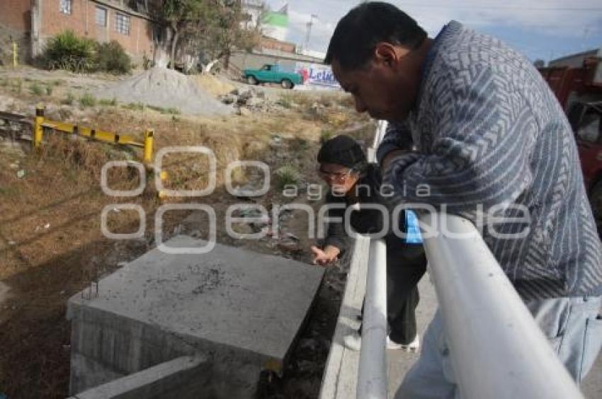 PROTESTAN VECINOS DE SAN PABLO XOCHIMEHUACÁN POR DEFECTOS EN PUENTE