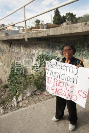 PROTESTAN VECINOS DE SAN PABLO XOCHIMEHUACÁN POR  DEFECTOS EN PUENTE