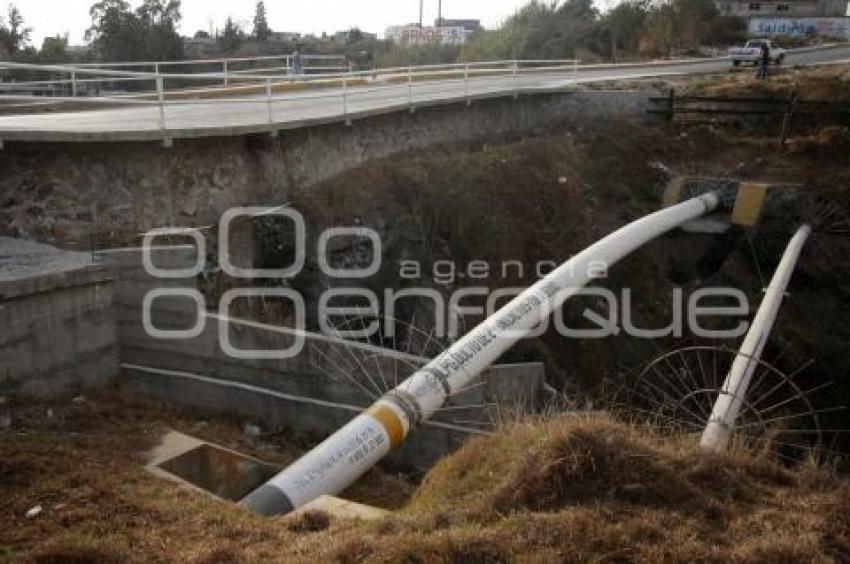 PROTESTAN VECINOS DE SAN PABLO XOCHIMEHUACÁN POR  DEFECTOS EN PUENTE