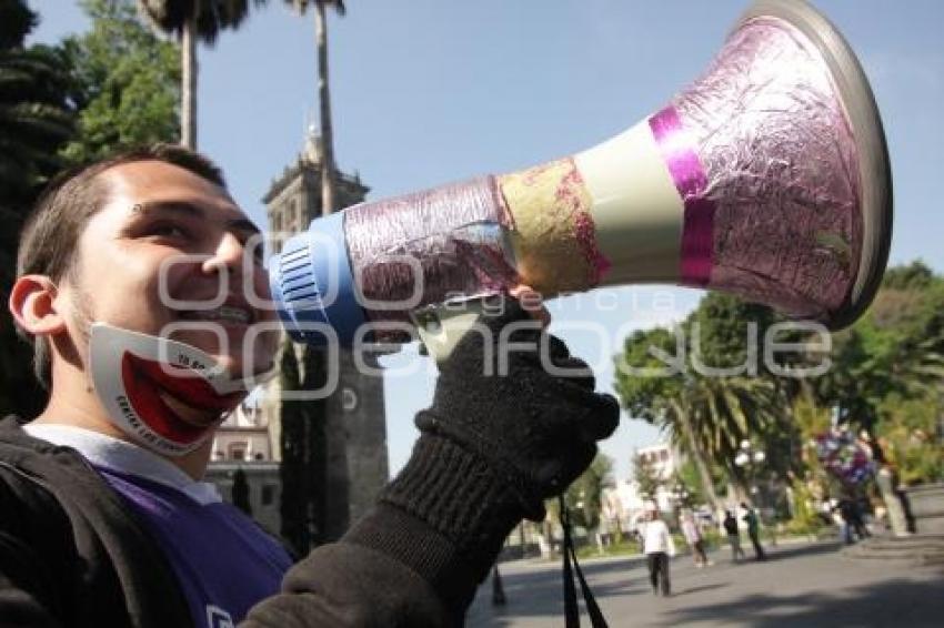 PROTESTAN CONTRA TITULAR DEL INSTITUTO POBLANO DE LA JUVENTUD