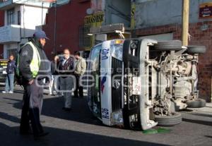 VOLCADURA DE TRANSPORTE PUBLICO