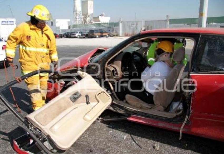 CHOQUE EN PERIFERICO DEJA MUJER ATRAPADA.