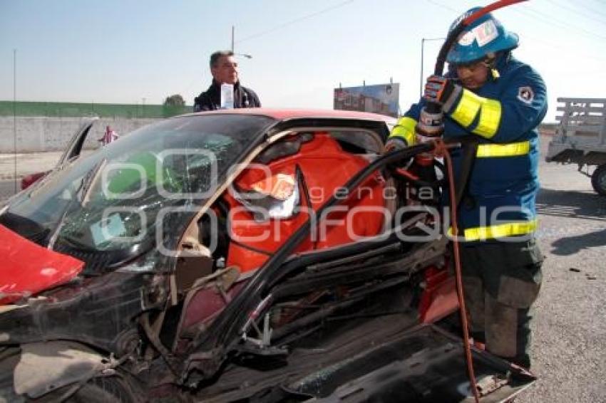 CHOQUE EN PERIFERICO DEJA MUJER ATRAPADA.