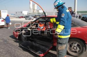 CHOQUE EN PERIFERICO DEJA MUJER ATRAPADA.