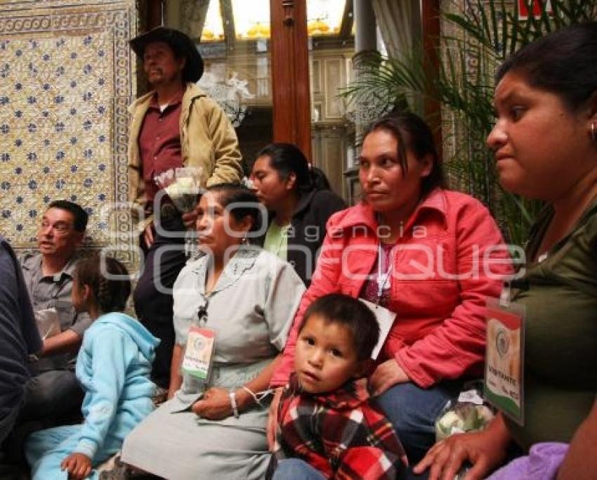 PROTESTAN EN CONGRESO MUJERES DE TETELA