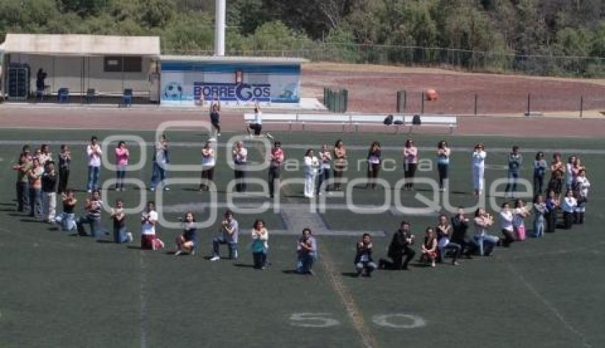 ESTUDIANTES DEL TECNOLOGICO DE MONTERREY FORMAN UN CORAZON