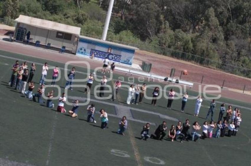 ESTUDIANTES DEL TECNOLOGICO DE MONTERREY FORMAN UN CORAZON