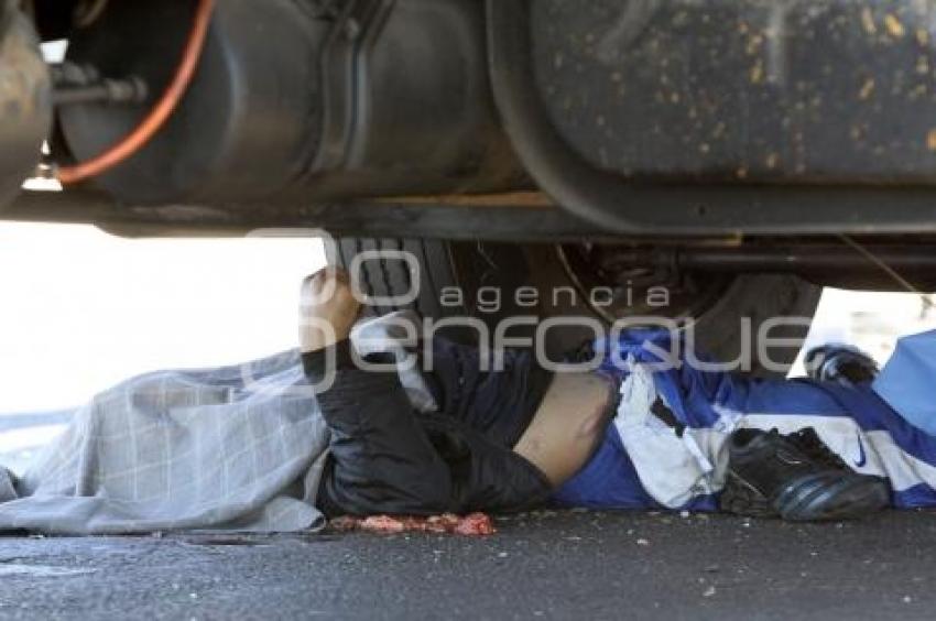 MUEREN ARROLLADOS DOS TRANSPORTISTAS AUTOPISTA PUEBLA-ORIZABA