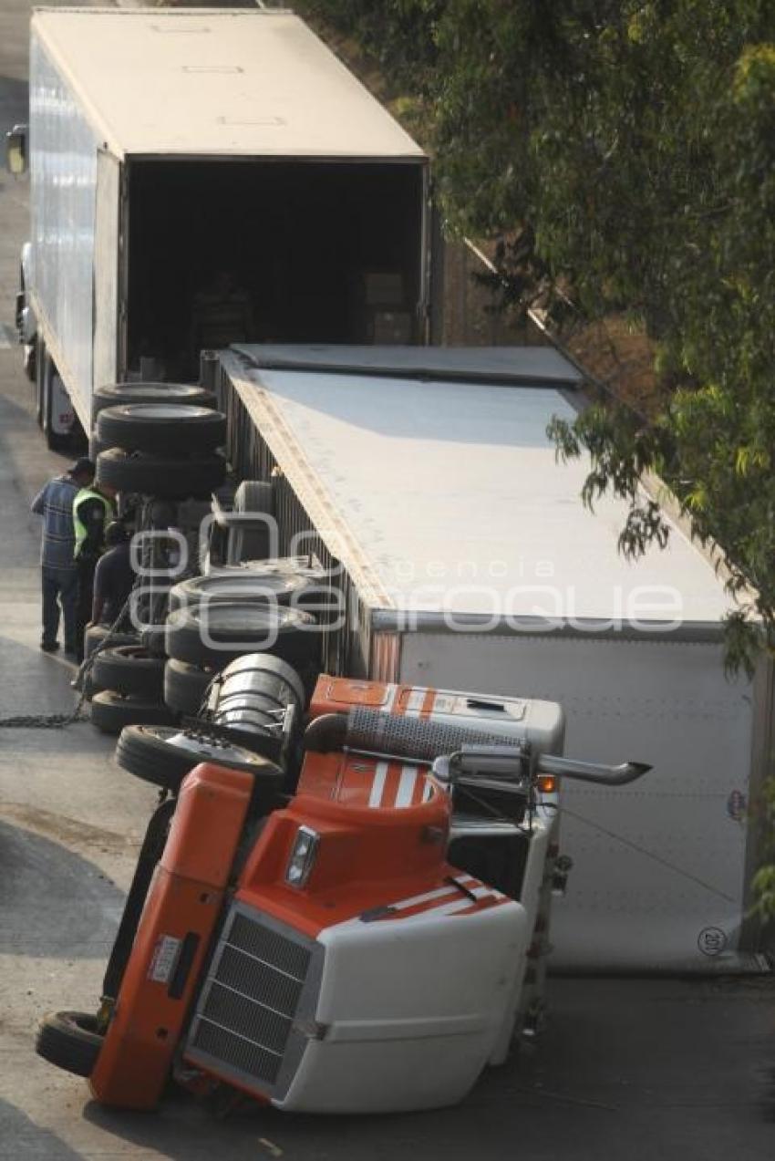 VOLCADURA TRAILER AUTOPISTA PUEBLA-MÉXICO