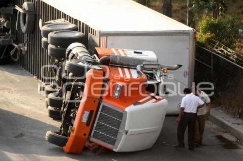 VOLCADURA TRAILER AUTOPISTA PUEBLA-MÉXICO