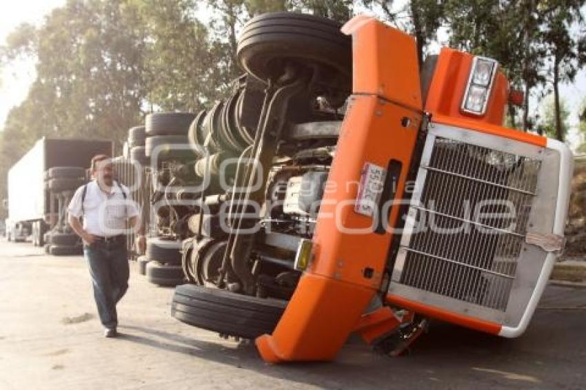 VOLCADURA TRAILER AUTOPISTA PUEBLA-MÉXICO