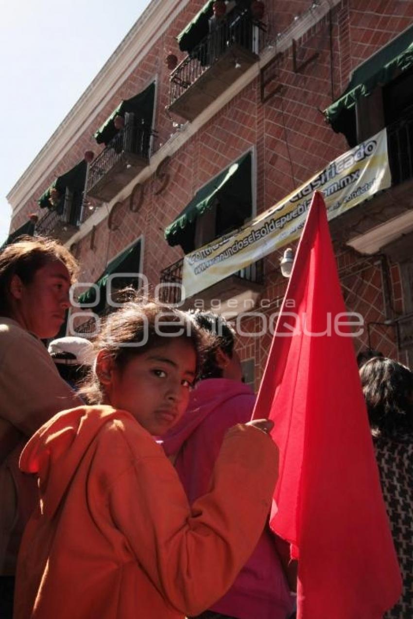 PROTESTAN ANTORCHISTAS EN EL SOL DE PUEBLA