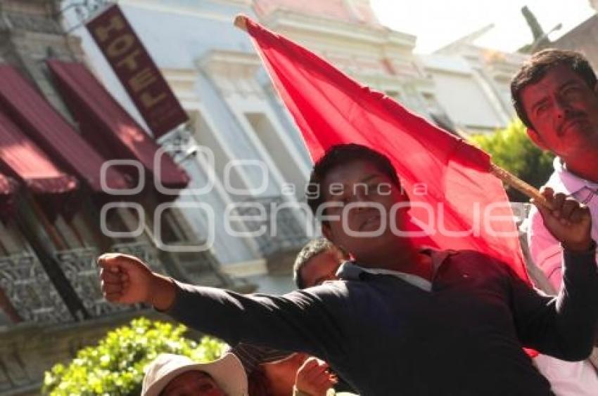 PROTESTAN ANTORCHISTAS EN EL SOL DE PUEBLA