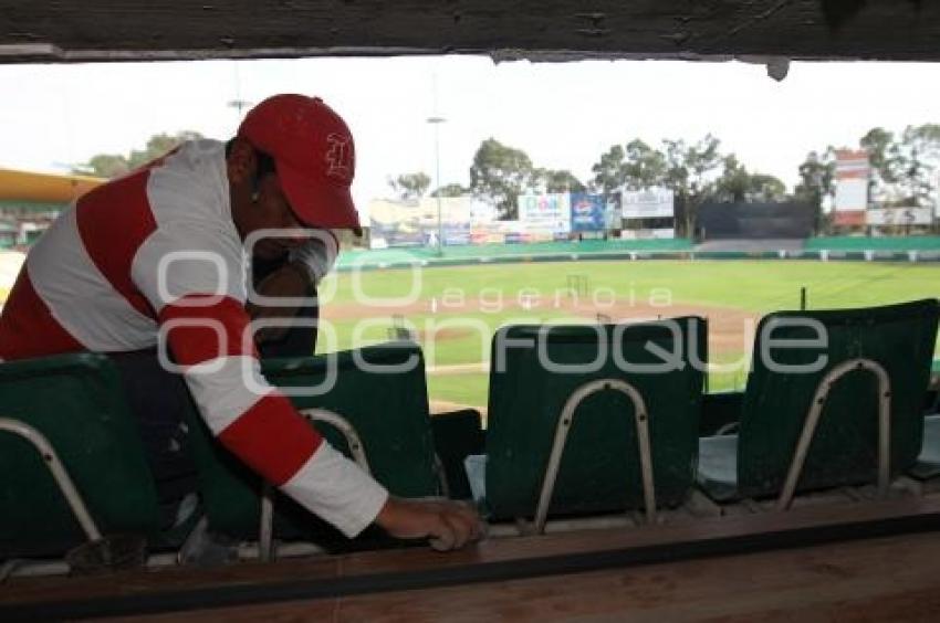 BEISBOL . TRABAJOS EN ESTADIO